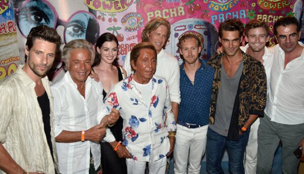 SIn importarle, el diseñador de modas hizo gala de su color naranja y asistió a una fiesta en Ibiza, en la que Anne Hathaway también estuvo presente.
