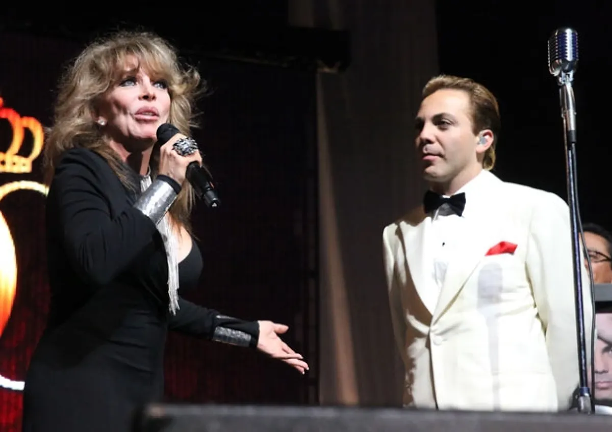 Verónica Castro agradeció al público y entregó a su hijo cuádruple Disco de Platino por las altas ventas de su último disco.