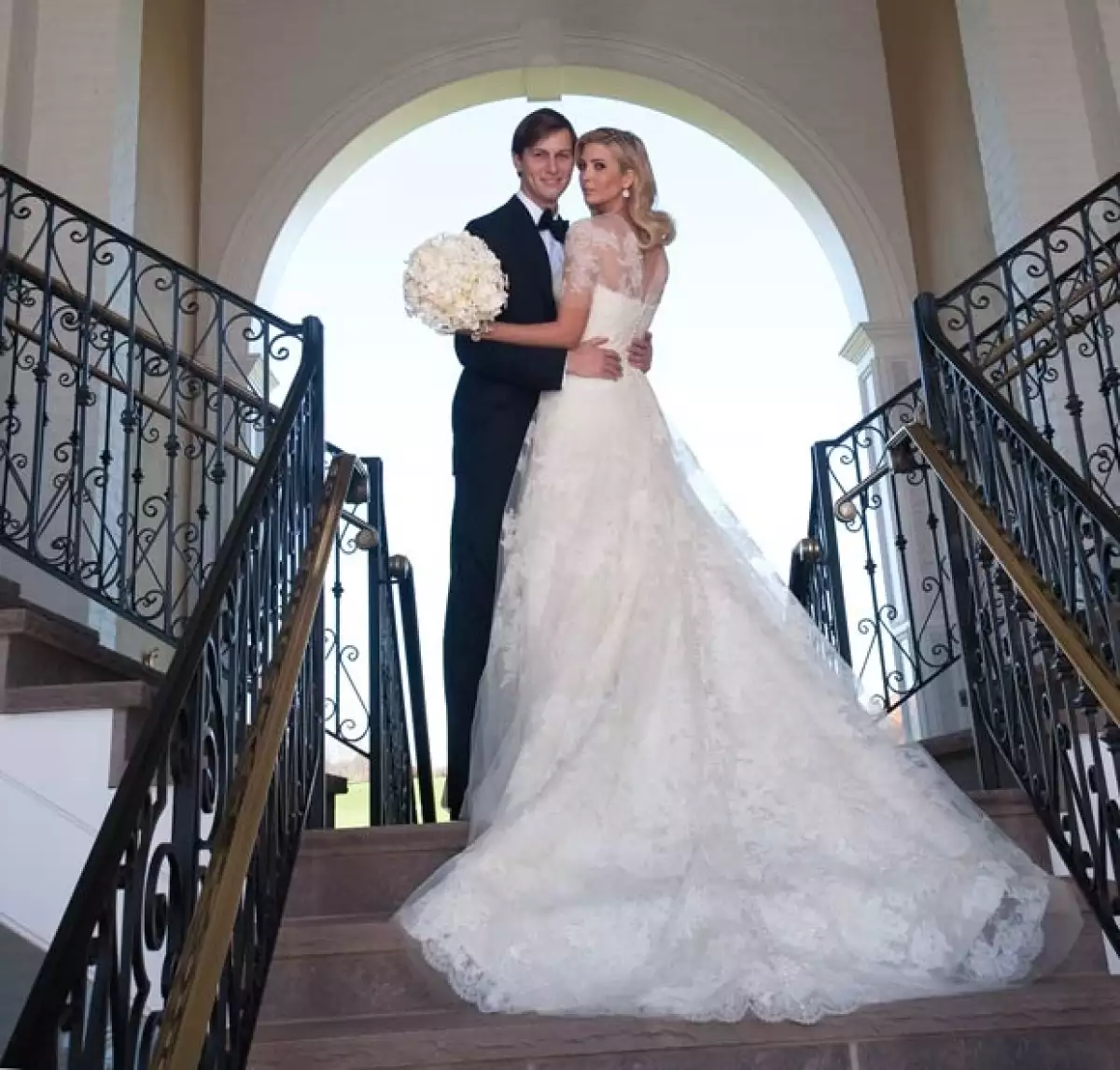 La hija del magnate estadounidense se casó este domingo con Jared Kushner, editor del New York Observer. La ceremonia se llevó a cabo en el Trump Nacional Golf Club y ella lució espléndida.