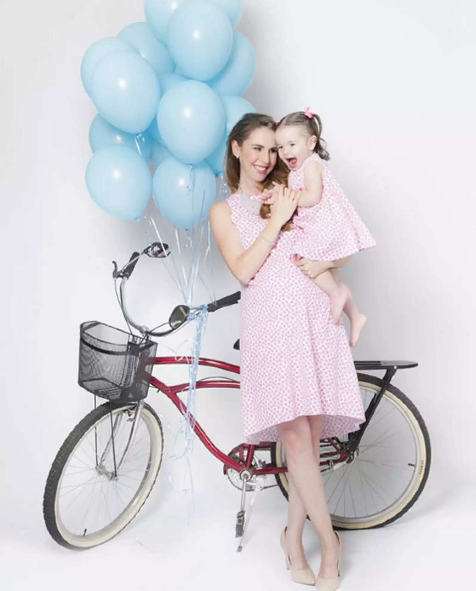 Mamá e hija con encantadoras.