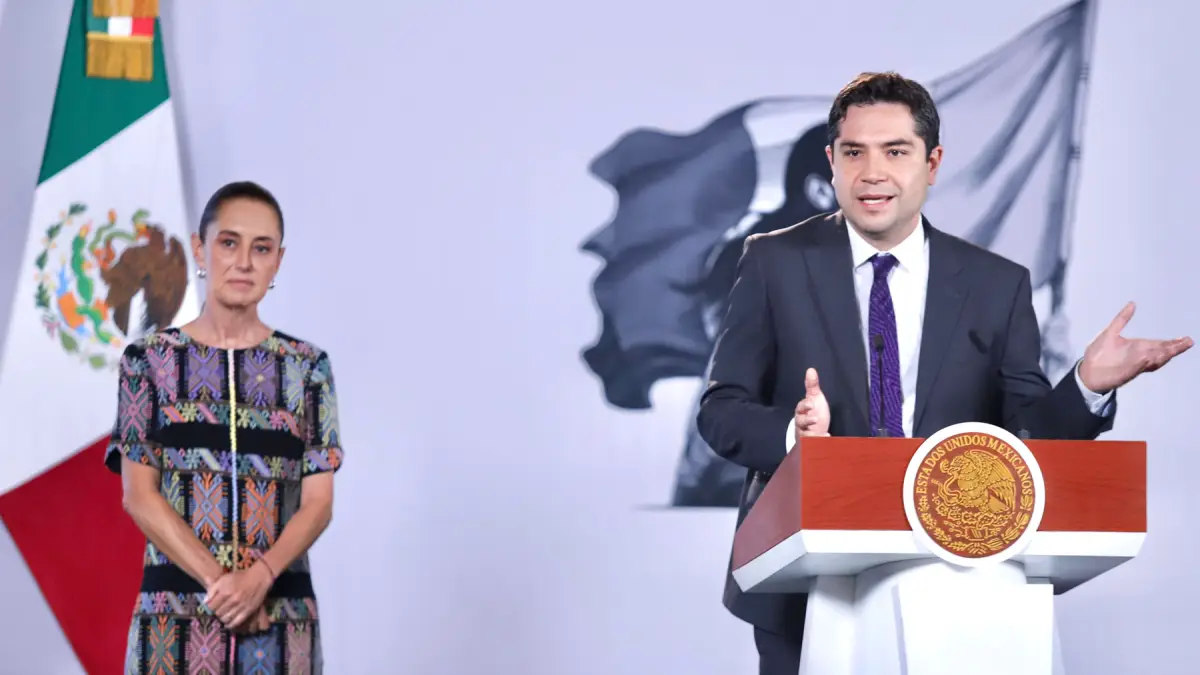 Antonio Martínez Dagnino, titular del Servicio de Administración Tributaria (SAT), durante su participación en la Conferencia del Pueblo realizada en el Salón Tesorería en Palacio Nacional.