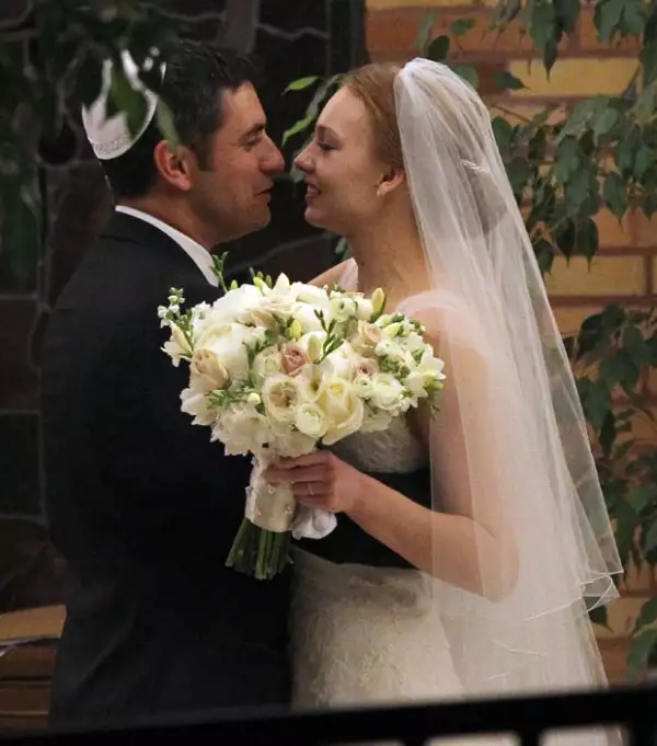 El novio Michael de 36 años y su esposa Alexandra de 29 cerraron su compromiso con un gran beso.