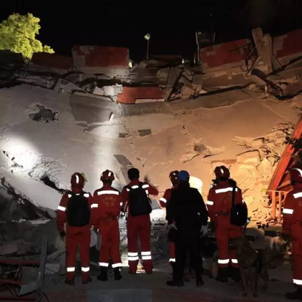 En el terreno de las celebridades, Brad Pitt y Angelina Jolie se unieron al grito de ayuda por los sobrevivientes del terremoto en Haití.