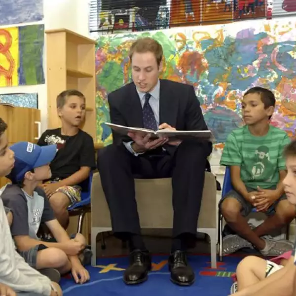 Tuvo la oportunidad de leer un pco para algunos niños durante su visita a Sydney, Australia.