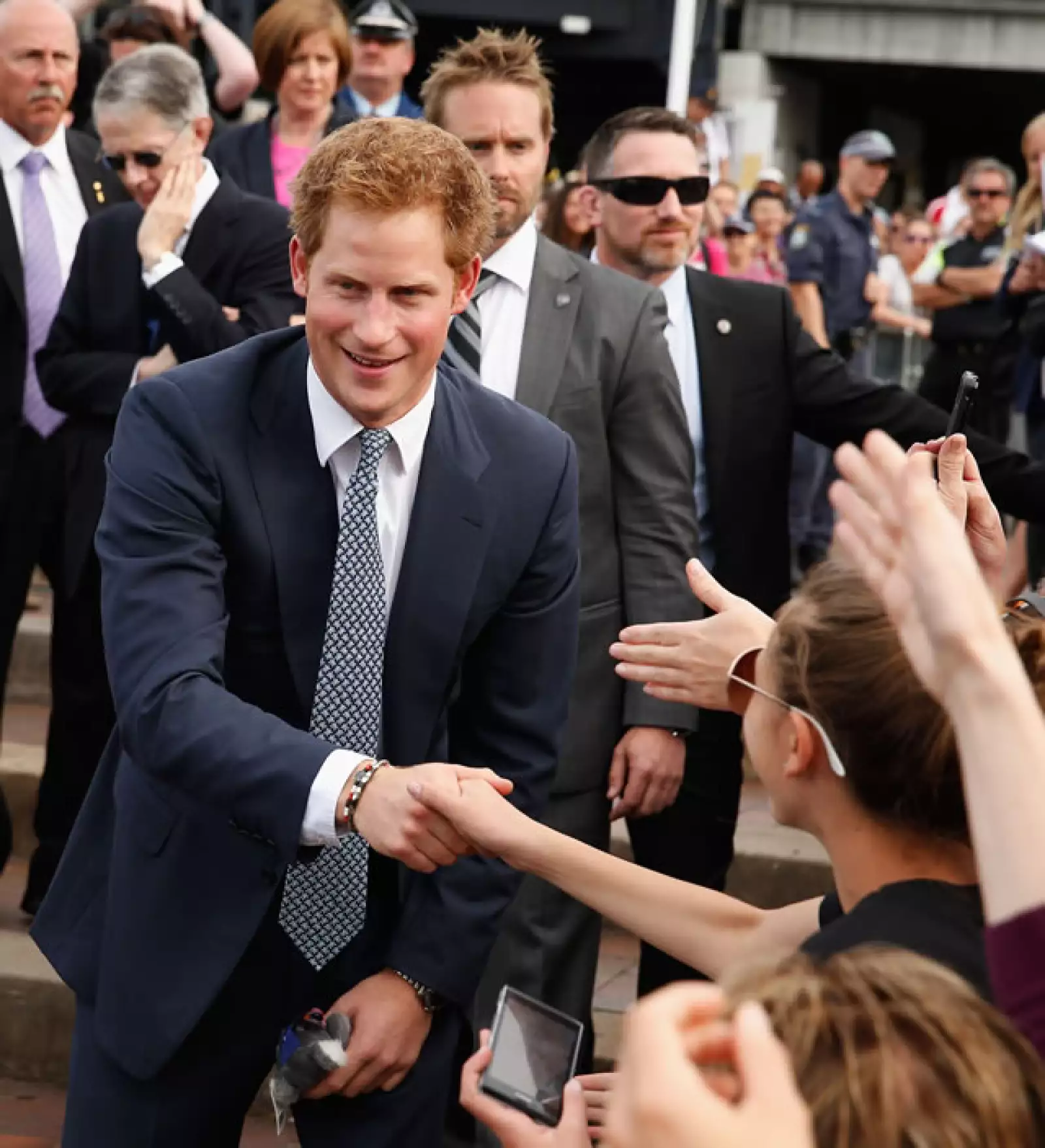 Bromeaba y se mostraba del mejor humor con los asistentes mientras avanzaba.