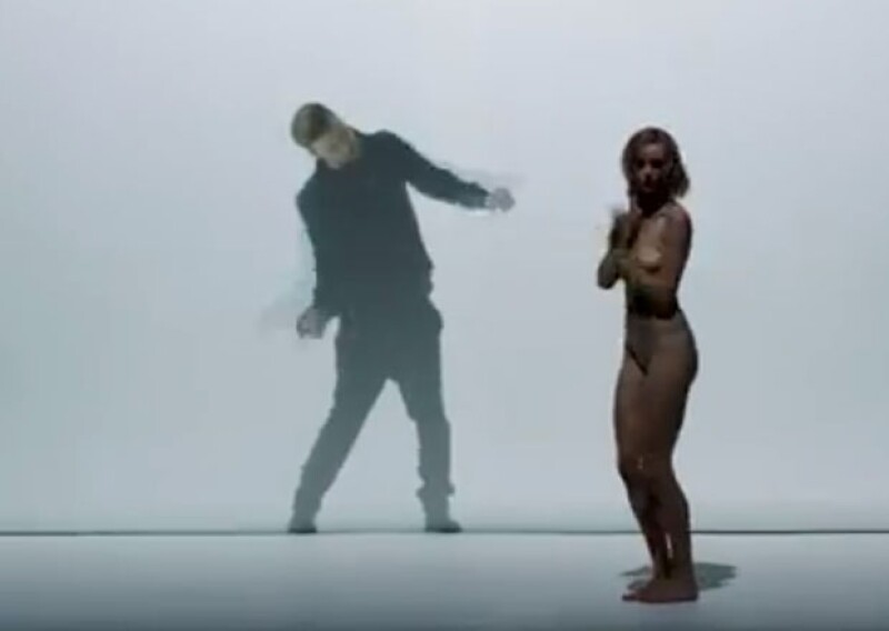 En este video de Justin Timberlake los desnudos son parte de todo el video.