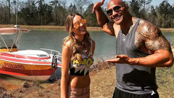 Belinda con The Rock en el set de grabación de Baywatch.