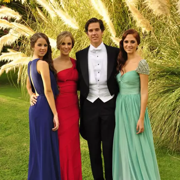 Colores fuertes como el rojo y el azul con aplicaciones son una buena opción, como los que lucieron Judith y Ale Juárez y Susy Ortiz.