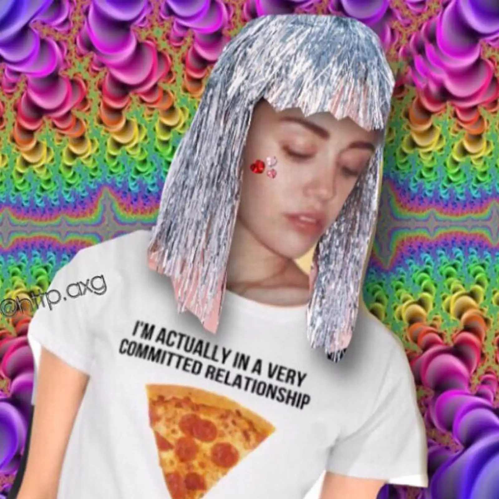 Pizza, Elvis Presley, disfraces, psicodelia, imágenes de su infancia... algunos de los elementos recurrentes en el Instagram de Miley.