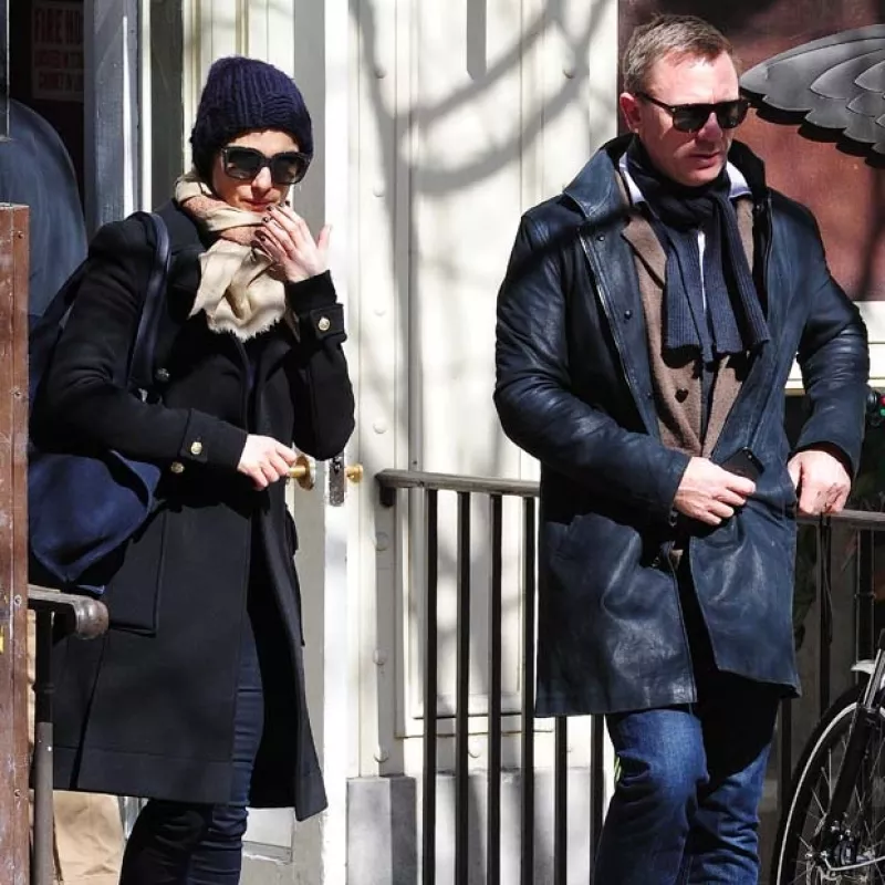 El guapo actor se encontraba en el supermercado con su esposa Rachel Weisz, cuando sorprendió a un fan escondido tratando de tomarle una fotografía por lo que le arrebató el celular muy enojado.