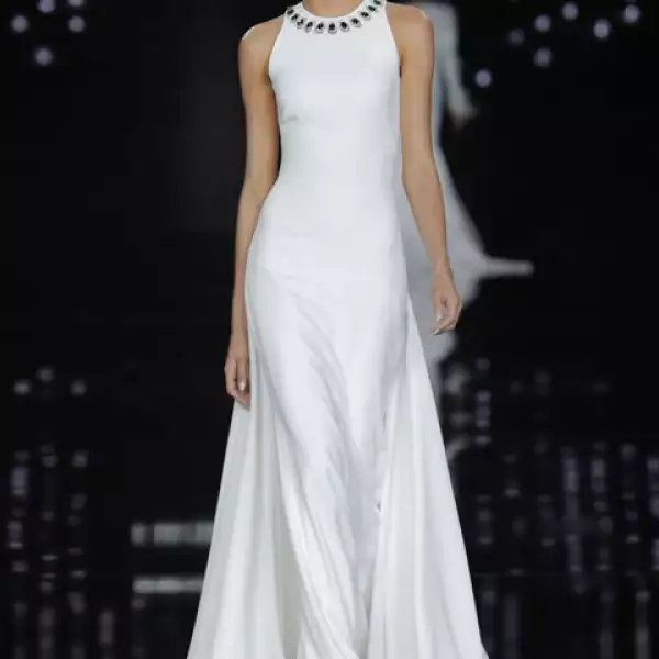 La primera parte de la pasarela mostró diseños al cuerpo.