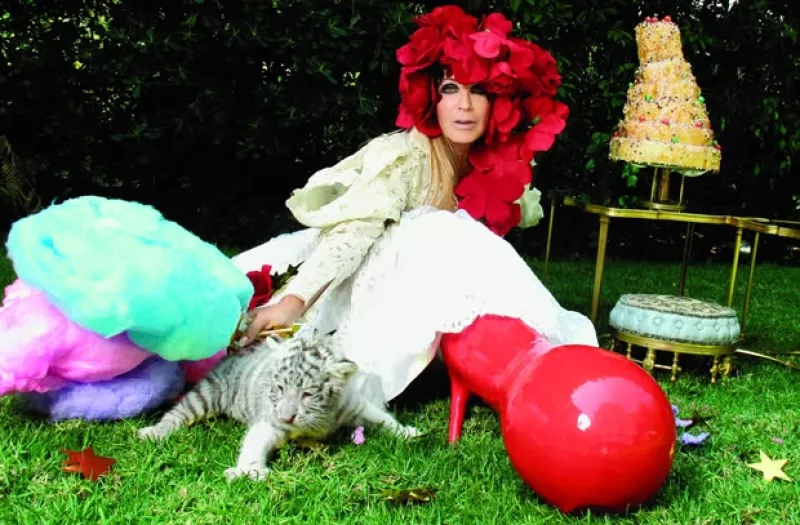 La esposa del famoso joyero Mauricio Berger nos muestra sus piezas favoritas de las eclécticas colecciones vintage que posee, y que van desde juguetes hasta vajillas.