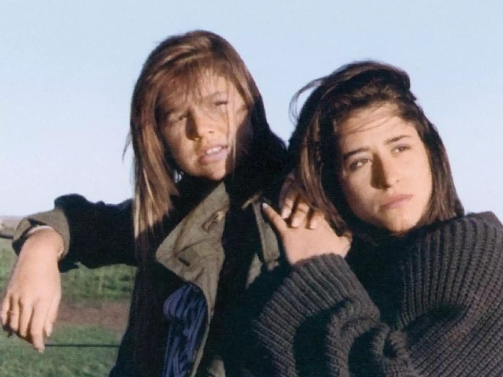 Aquí con una de sus hermanas.