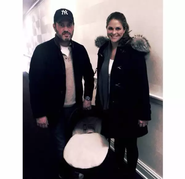 La pareja poco antes de salir del hospital.