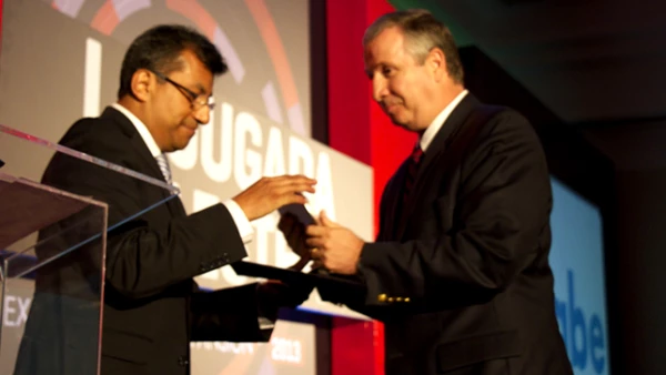 Mabe fue la merecedora del premio a la Jugada Maestra 2013 por su estrategia MabeWay, ya que implementó un modelo de negocios global que colocó a la empresa en otro nivel competitivo. Javier Burkle, director de Finanzas de Mabe recogió la presea.