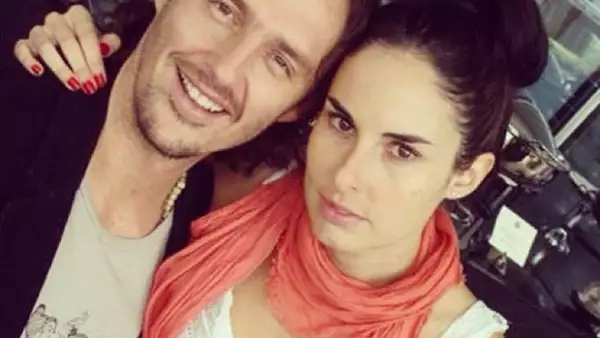 Ahora es el productor Héctor Samperio quien, por medio de Twitter, informó que desde hace unos meses “cerró su ciclo” con la actriz con quien se casó en diciembre de 2012.