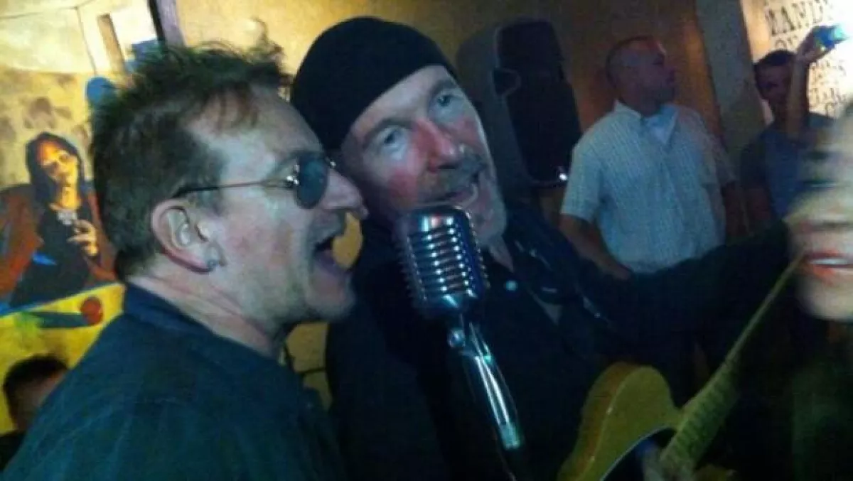 Uno de los temas los cantantes tocaron en el bar fue `Desire´.