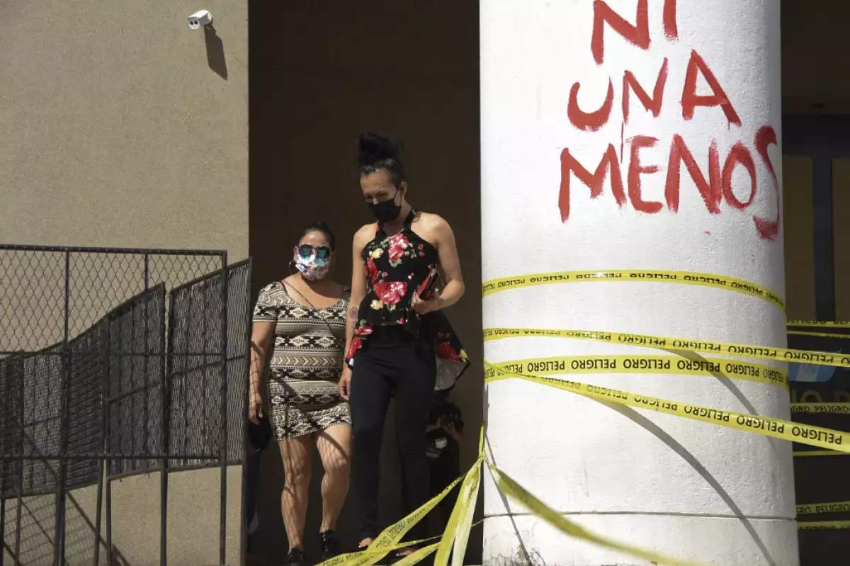 Mujeres forman parte de una protesta afuera del ministerio público en Ciudad de Guatemala. 