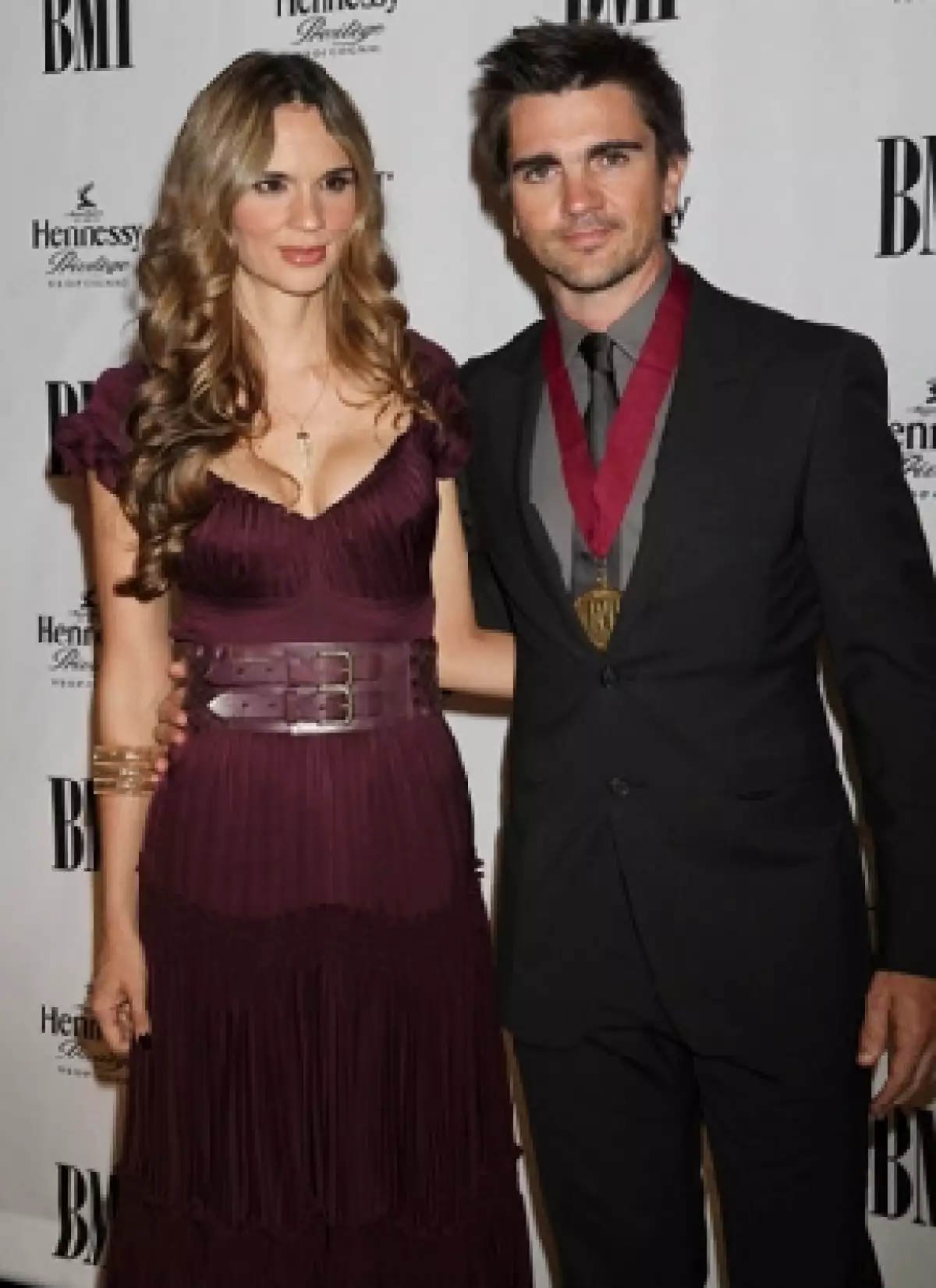 El cantante colombiano recibió por parte de la BMI el reconocimiento durante un evento en Las Vegas, donde su esposa, Karen Martínez, estuvo a su lado para apoyarlo.