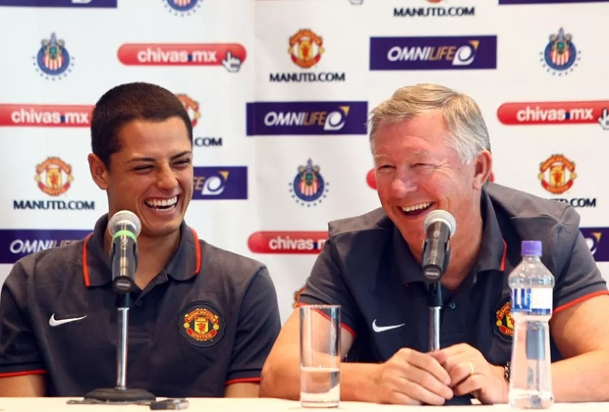 Se ve integrado con su nuevo club. Aquí con el director técnico, Sir Alex Ferguson.