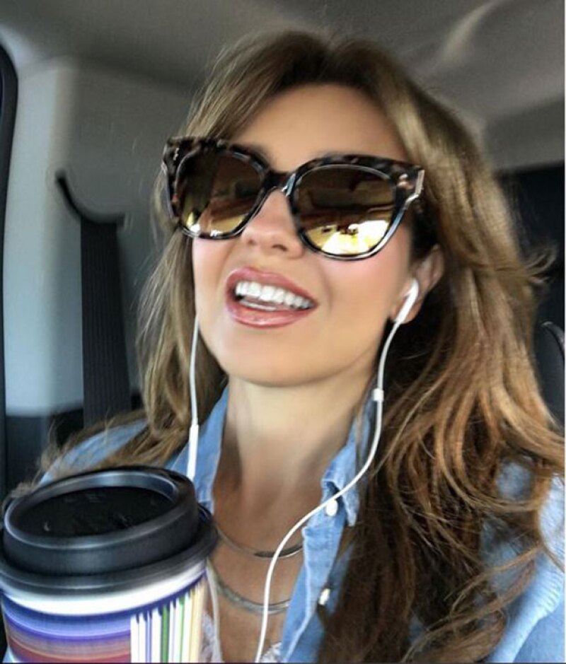 Además de cantante, empresaria, mamá y esposa, la mexicana ha incursionado como yoga teacher a través de Facebook.
