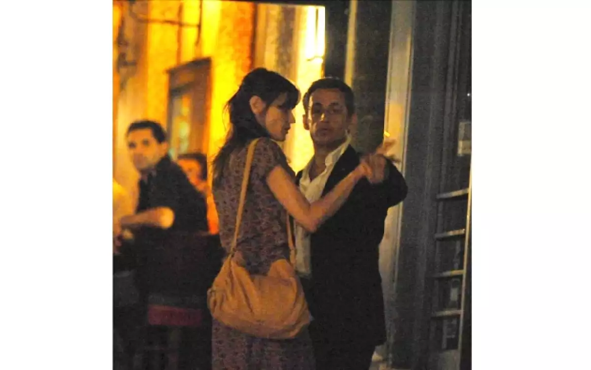 La pareja demuestra su amor en cualquier acto público y el set de `Midnight in Paris´no fue la excepción.