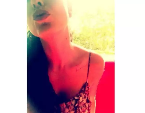 Bárbara Mori lleva en su pecho una leyenda con la palabra "amor" en inglés.