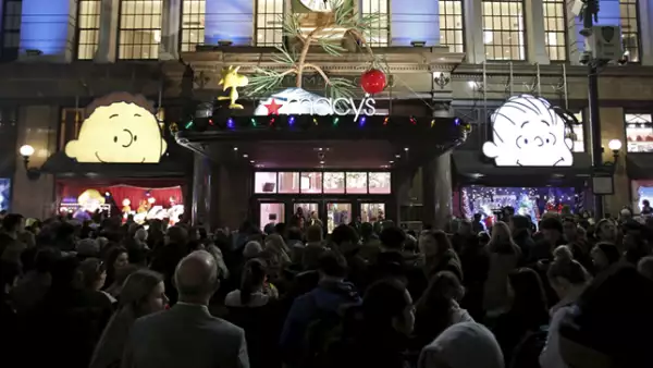 No. Así lució la entrada de Macys en Manhattan la noche del 26 de noviembre, horas antes de abrir sus puertas a los clientes.