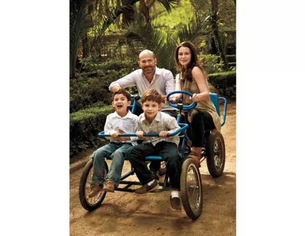 David Razú, su esposa Cecilia ys sus hijos, David y Simón, son vecinos de la colonia Condesa y acostumbran distraerse en el `Parque México´.