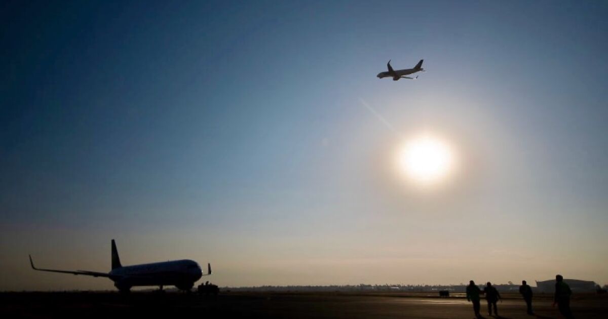 AEROPUERTOS DE MÁS, PASAJEROS DE MENOS