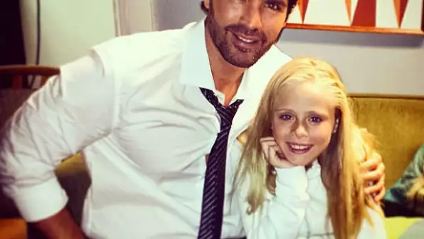 La niña actriz vuelve a la pantalla interpretando a una hija que sufre por un padre alcohólico, esto para el nuevo video de los Vázquez Sounds.