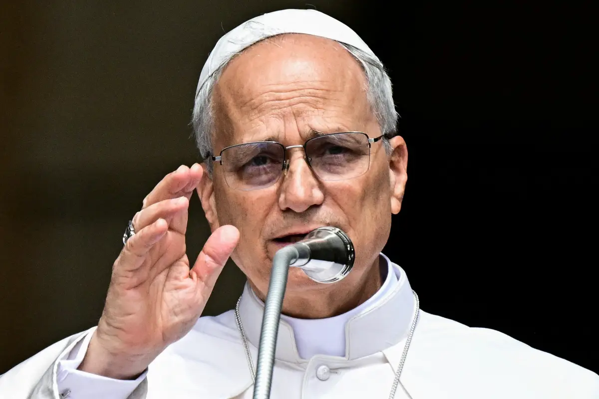 El Papa León XIV se dirige a la multitud para la oración de Angelus en Piazza della Liberta (Plaza de la Libertad) frente al Palazzo Apostolico (Palacio Apostólico) en la finca papal de verano en Castel Gandolfo, cerca de Roma, Italia, 13 de julio de 2025. El papa recién elegido se toma un descanso de verano del 6 al 20 de julio en el palacio papal, una residencia campestre de larga data para los pontífices que Francisco se negó a usar.