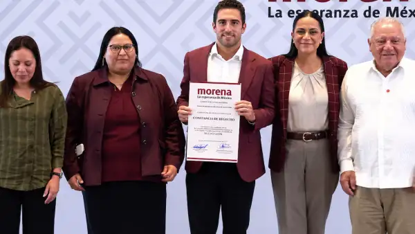 Eugenio Segura, senador de la República con licencia, posa junto con la presidena de Morena, Ariadna Montiel, y Citlalli Hernández, secretaria del partido. 
