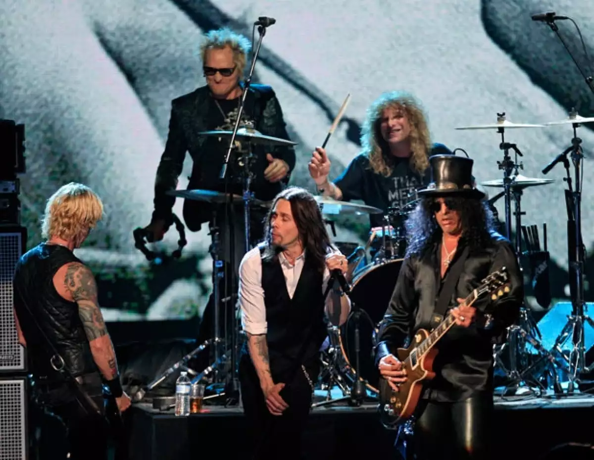 Con músicos invitados debido a la ausencia del guitarristsa John Frusciante y el cantante Axl Rose, respectivamente, las bandas forman parte del Olimpo Musical.