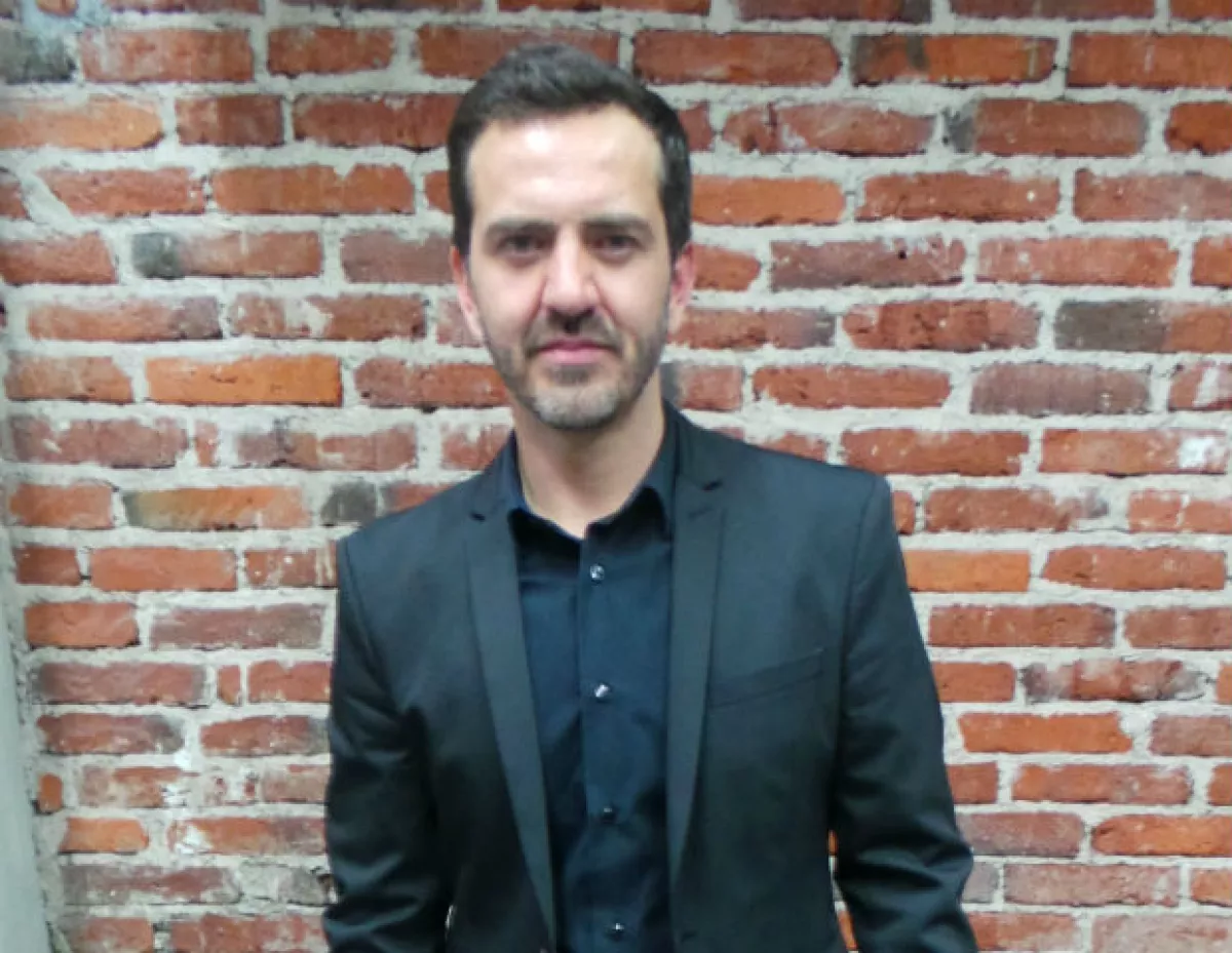 Después de su antagónico en "Yo no creo en los hombres", el actor nos cuenta acerca de su emoción al regresar a los musicales en la exitosa producción de Disney que estrenará en mayo.