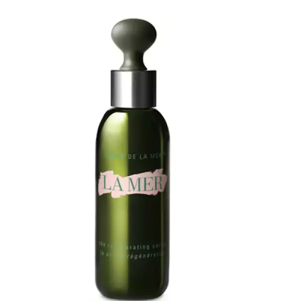 The Regenerating Serum es un producto que incluye un caldo a base de algas marinas, semillas de girasol, té de limón y otros ingredientes que ayudan a regenerar la piel.