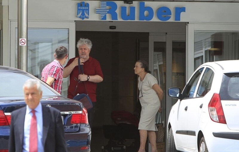 Almodóvar en la entrada de la clínica Ruber.