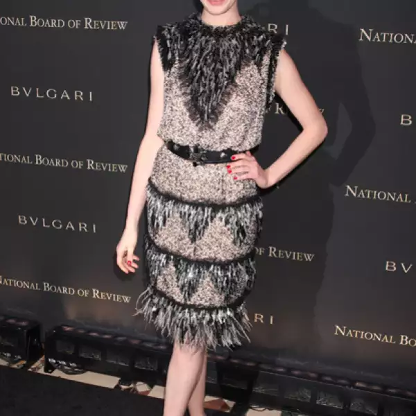 Anne Hathaway no duda por mezclar flecos y plumas logrando un glamoroso look.