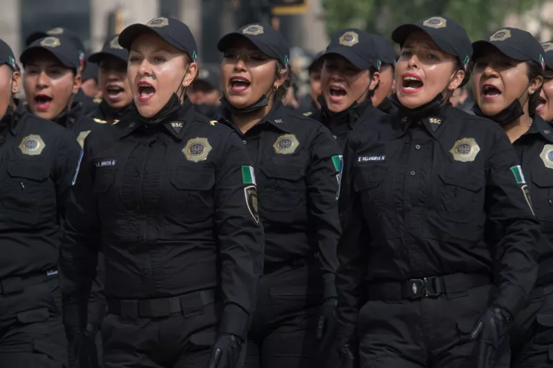 Mujeres policías de la Secretaría de Seguridad Ciudadana marchan durante el desfile del Día del Policía.