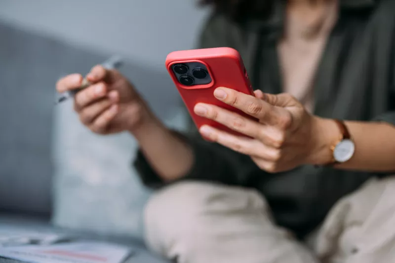 Los mexicanos recargan menos saldo en sus celulares y esta es la razón 