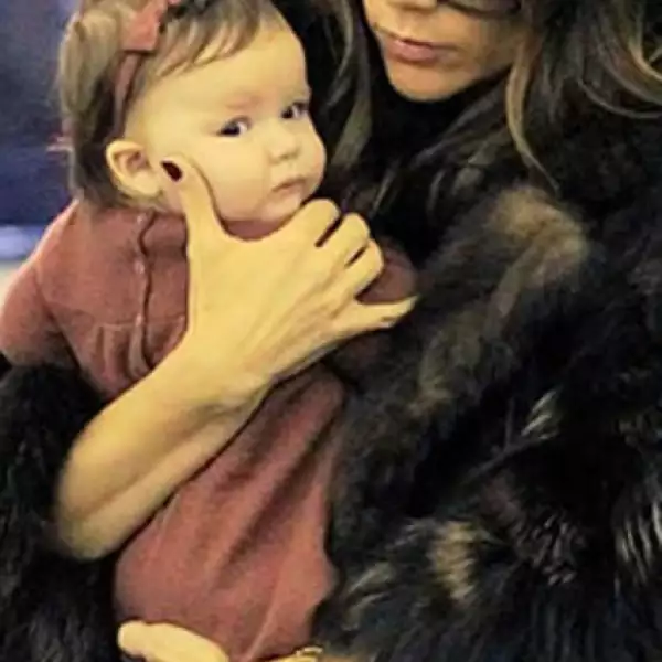 Harper y Victoria en el aeropuerto JFK de Nueva York.