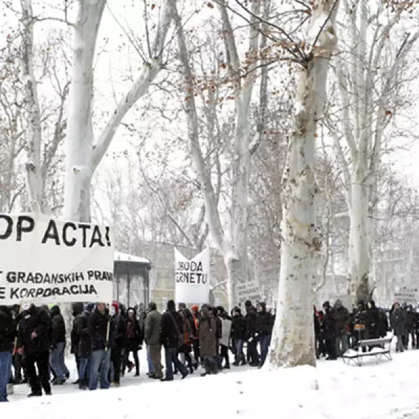 Pese al fuerte frío en varias ciudades de Europa, manifestantes tomaron las calles para reiterar su rechazo al proyecto.