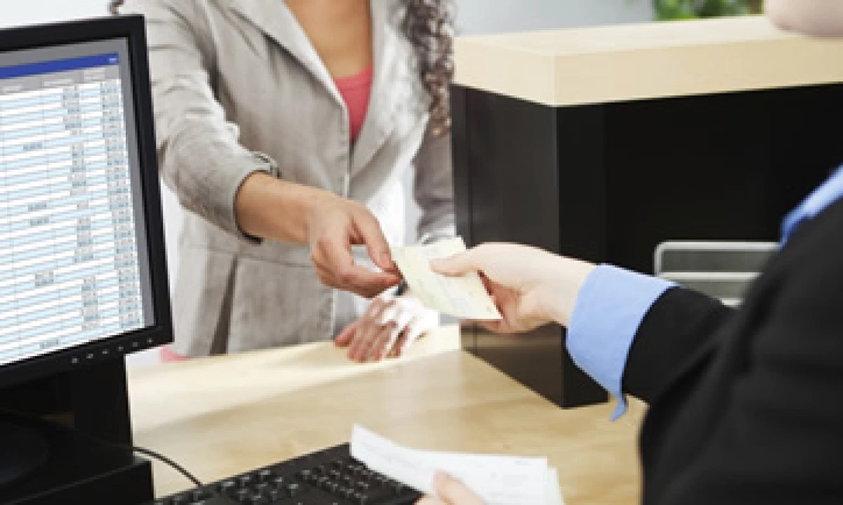 Antes de pagar tu recibo en el banco, pregunta si hay comisión. (Foto: Getty Images)