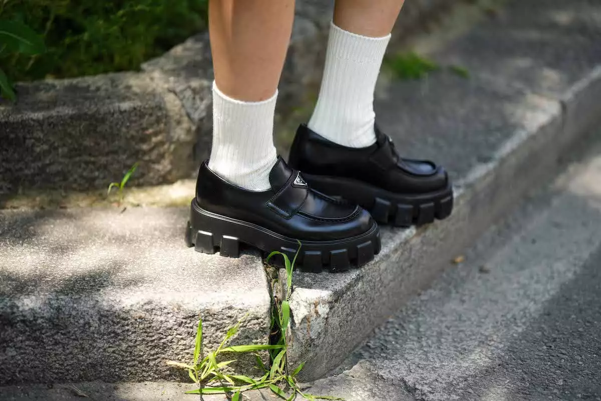 mocasines con calcetas blancas