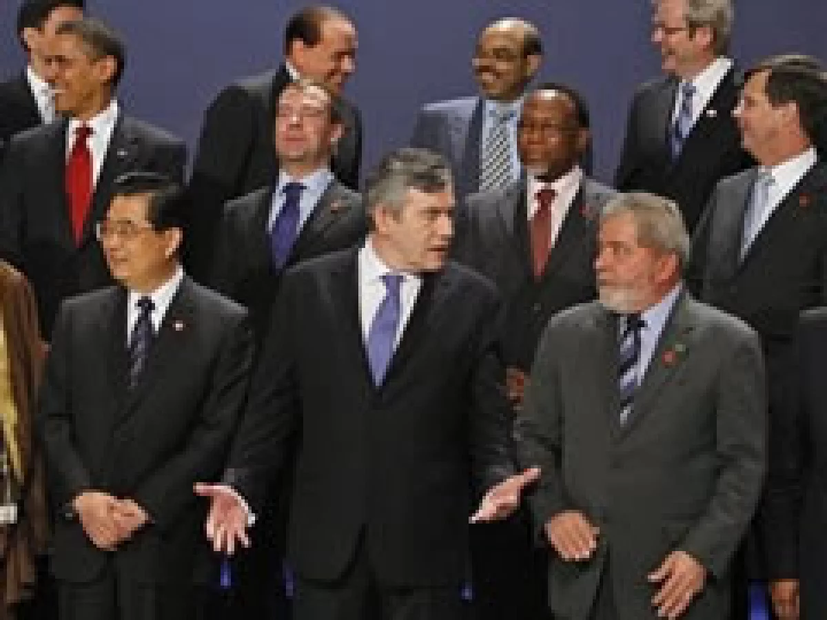 Gordon Brown (centro), primer ministro británico, encabeza el encuentro de líderes de 20 países en Londres. (Foto: AP)