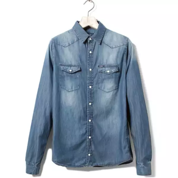 Para los aquellos que disfrutan de la comodidad y estar trendy no puede faltar en su closet una camisa de denim.