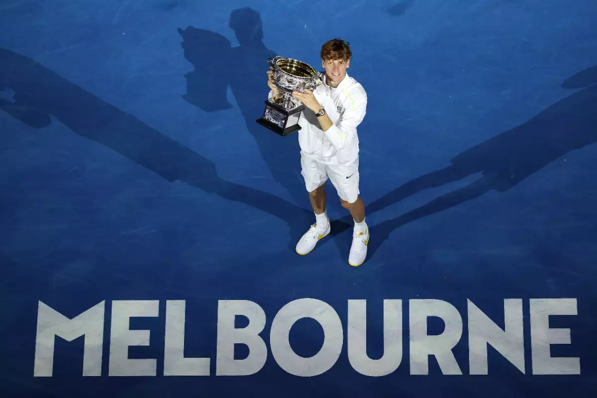 Foto de Jannik Sinner con el trofeo del Abierto de Australia 2025 entre las manos