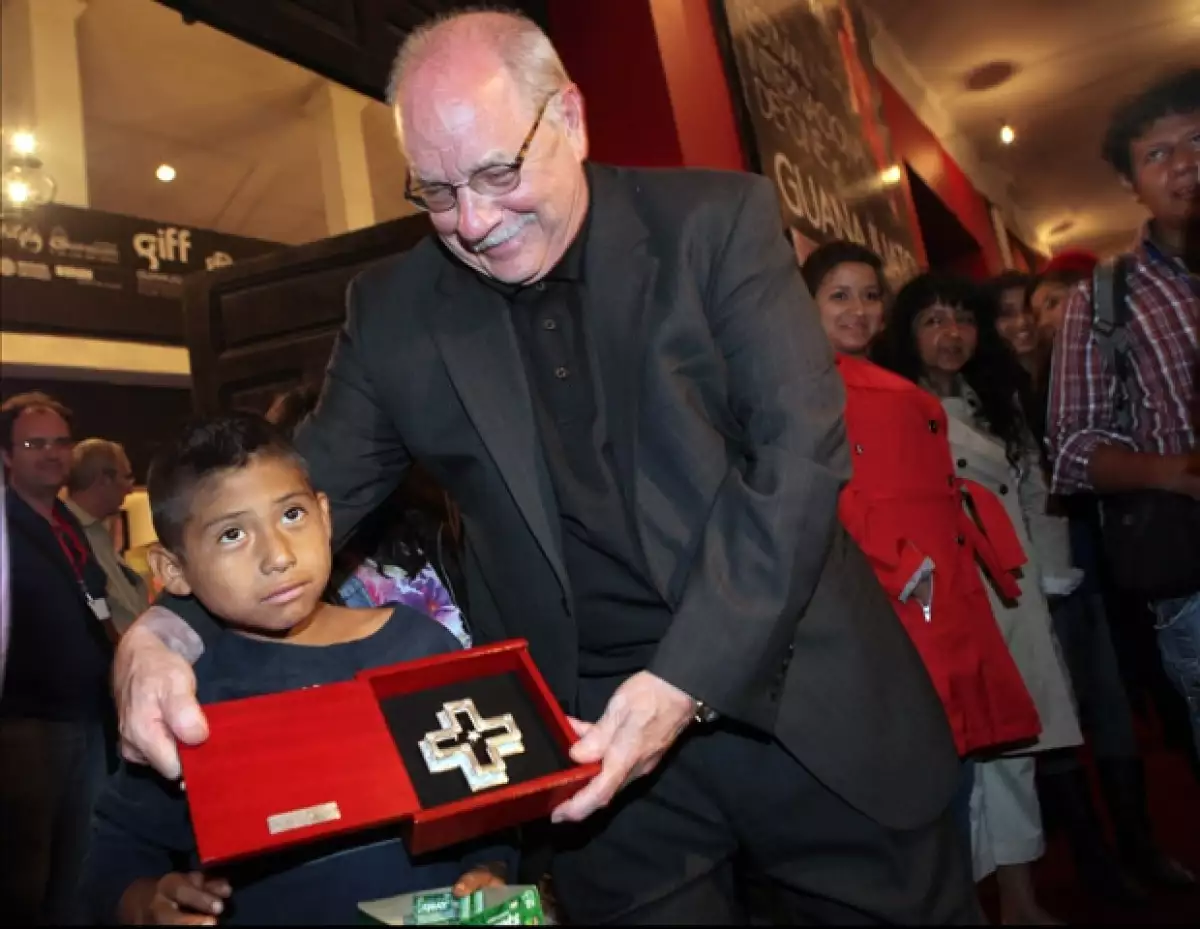 El famoso guionista de cine recibió un reconocimiento por su destacada trayectoria en el Festival Internacional de Cine de Guanajuato.