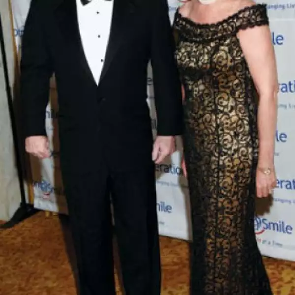 Encaje con fondo contrastante son una combinación de moda.