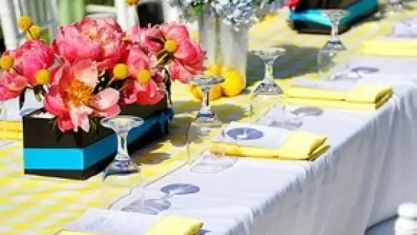 Existen bodas grandes pero también se puede organizar una boda pequeña, más familiar y mucho más íntima.